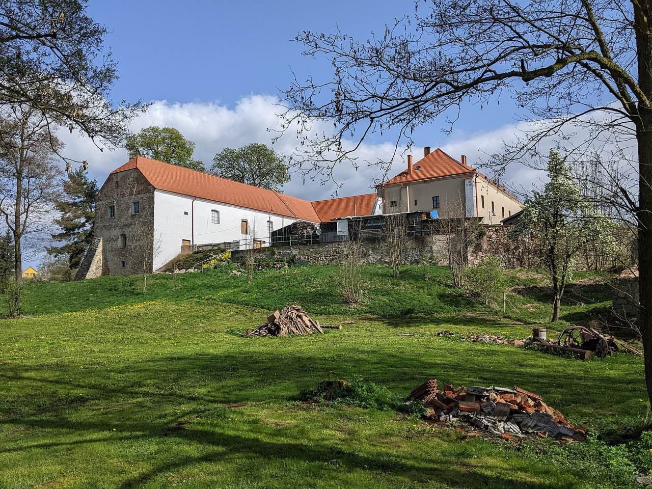 Tvrz Hvožďany
