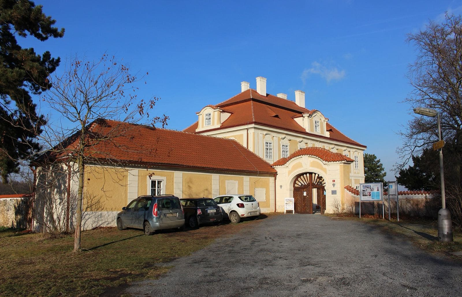 Horní zámek Panenské Břežany