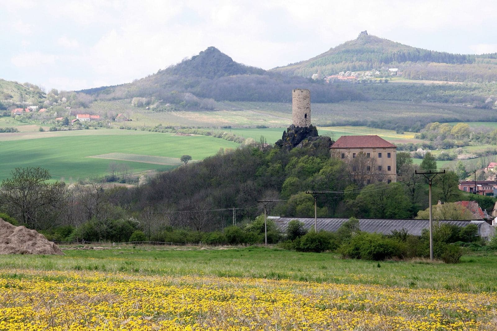 Hrad a zámek Skalka ve Vlastislavi